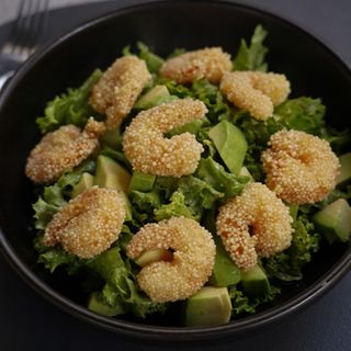 SALATA CU CREVETI MASAGO SI AVOCADO