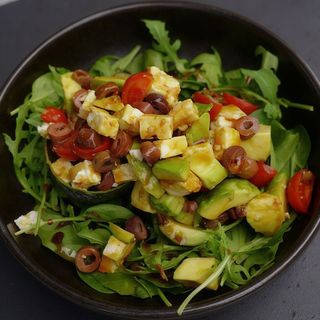 SALATA CU AVOCADO, BRANZA FETA, ROSII CHERRY, MASLINE SI SOS DE RODIE