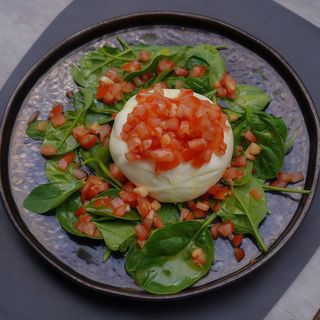 BURRATA CU ROSII SI MIX DE SALATA