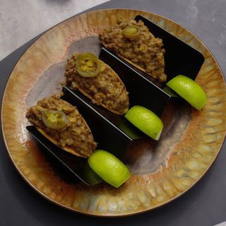 TACOS DE VITA CU GUACAMOLE SI JALAPENO