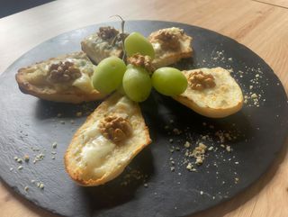 Bruschette cu gorgonzola si nuci 