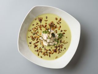Supa crema de broccoli cu seminte prajite
