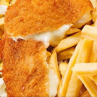 Cascaval pane cu sos remoulade si cartofi prajiti