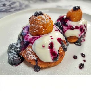 Papanasi cu smantana si fructe de padure