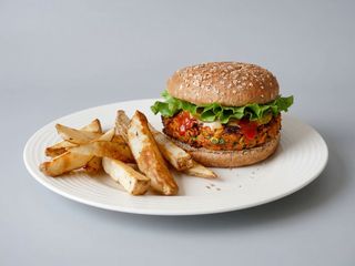 Burger de vita cu ceapa caramelizata si cartofi prajiti 