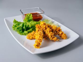 Piept de pui crispy cu cartofi prajiti proaspeti si sos mayo 5 Bucati