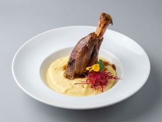 Ciolanel de miel , cartofi piure, sos brun