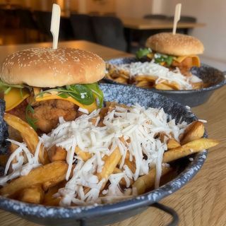 3 Burgeri Black Angus + 3 Portii de Cartofi prajiti + 3 sosuri