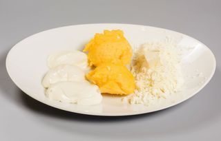 mămăligă cu brânză și smântână