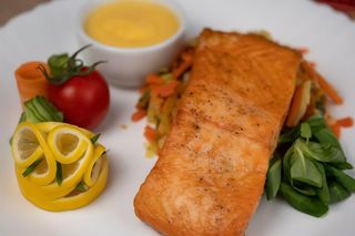 Somon pe pat de legume cu sos olandez