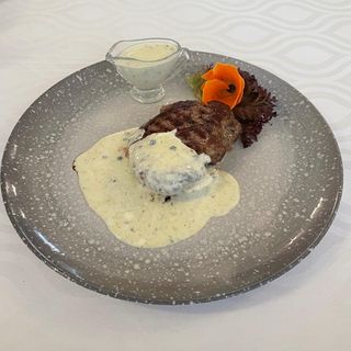 Medalion de vita cu sos de piper verde