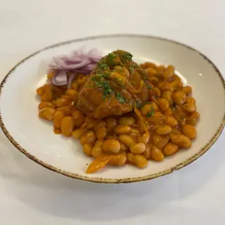 Ciolan de porc cu fasole