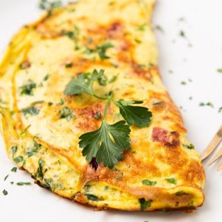 Omletă cu șuncă și roșii