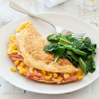 Omletă cu porumb și bacon