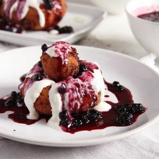 Papanași cu gem și sos de vanilie