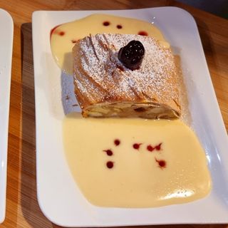 Strudel cu mere si sos de vanilie