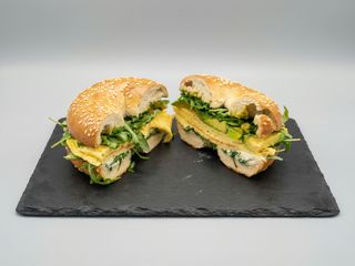 Avocado & omelette bagel