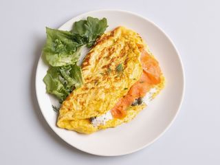 Omleta cu somon afumat si avocado