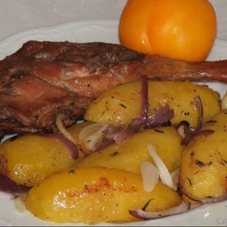 Pulpa de rata rumenita cu cartofi si salata varza