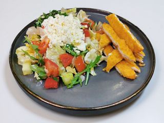 Salátamix csirkebécsivel/Mix de salată cu șnițel de pui