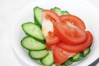 Salata de rosii și castraveti