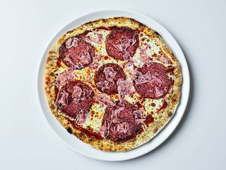 Pizza prosciutto e salami