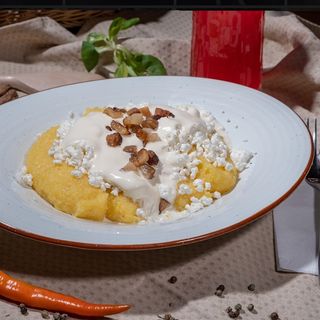 Mămăligă cu brânză și jumări