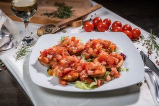 Bruschete cu roșii și usturoi