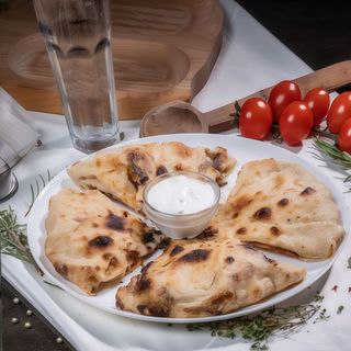 Plăcintă cu cașcaval și bacon