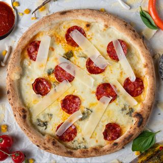 Pizza Quattro Formagi con Chorizo