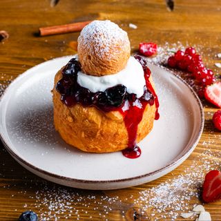 Papanasi cu dulceata de visine