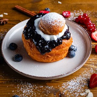 Papanasi cu dulceata de afine