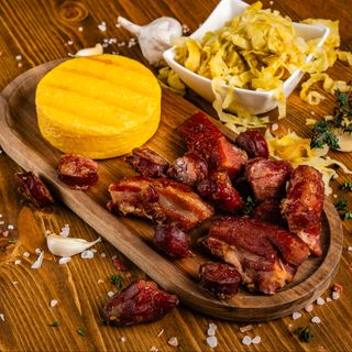 Carne la Garnita cu Mamaliguta si varza murata