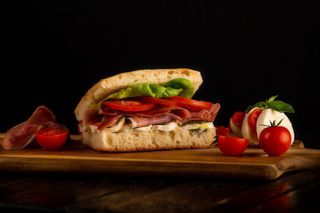 Focaccia sandwich crudo si mozzarella
