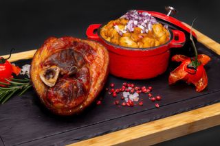 Ciolan de porc copt cu fasole