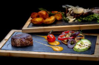 Steak de vita cu piure de mango si legume la gratar