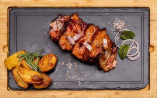 Scăriță de porc cu sos țigănesc si cartofi copți