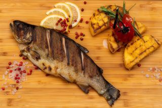 Păstrăv la grătar cu mămăligă