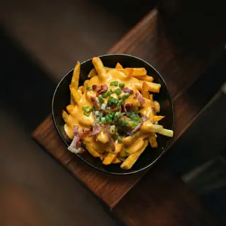 CARTOFI PROASPETI PRAJITI CU CHEDDAR & BACON