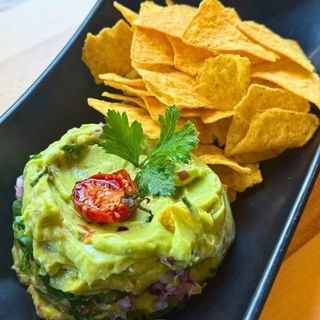 NACHOS & GUACAMOLE