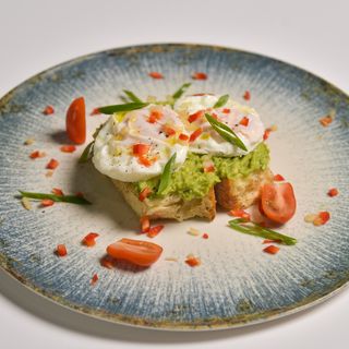 Toast cu avocado si ou