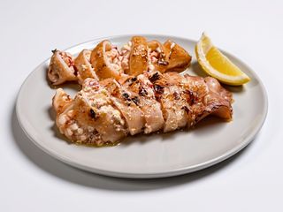 Kalamar la grătar umplut cu feta si roșii