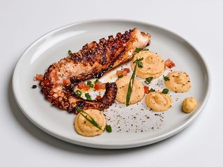 Caracatita la grătar cu mazare galbena-htapodi cu mousse de fava