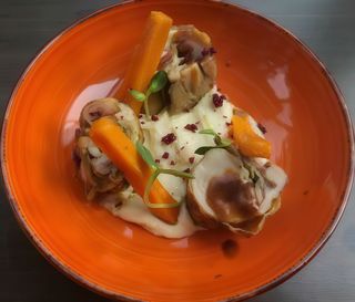 Pulpa de pui marinata la cuptor, cartofi wedges si salata de varza