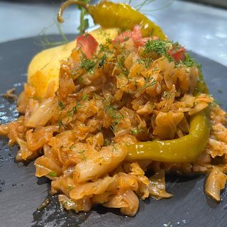 Varza calita cu ciolan afumat, mamaliguta si ardei iute