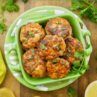 Chifteluțe vegetariene, orez cu ciuperci, salată de varză, chiflă