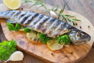 Păstrav la grătar cu mujdei și mămăliguță