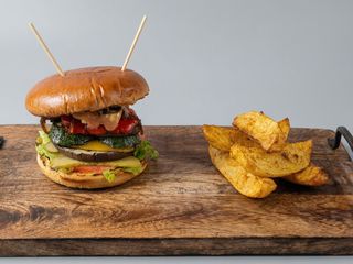 Burger vegetarian, cartofi