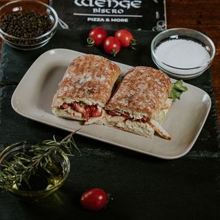 Sandwich cu piept de pui