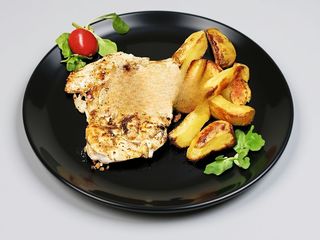 Pulpa de pui dezosată cu cartofi la cuptor și salata